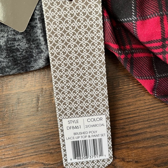 Daisy Fuentes 2 piece Pajama set NWT - Picture 2 of 7